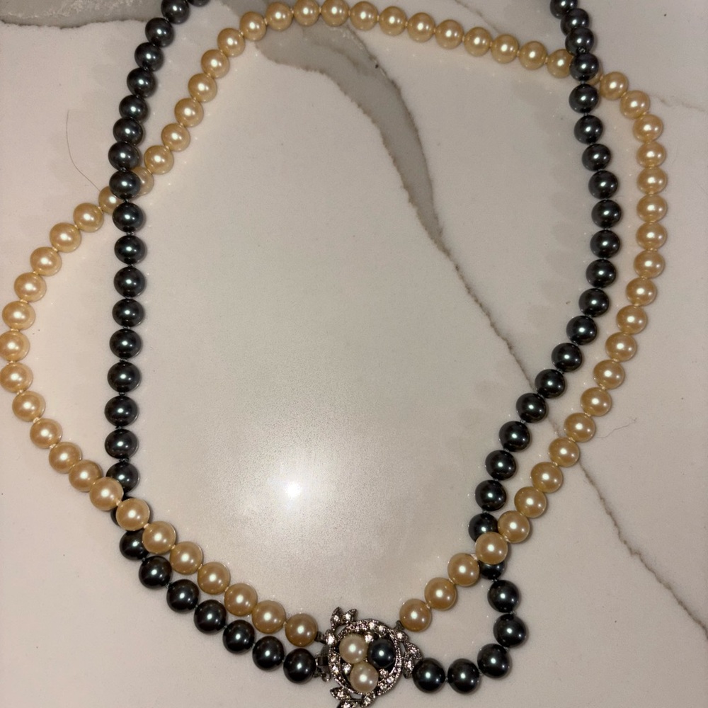 Elegant Black and Cream Pearl Necklace